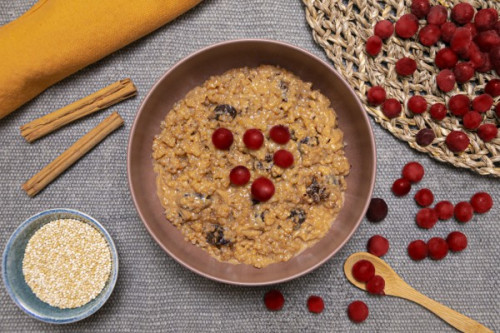Forestia Quinoa s brusinkami a smetanovým přelivem