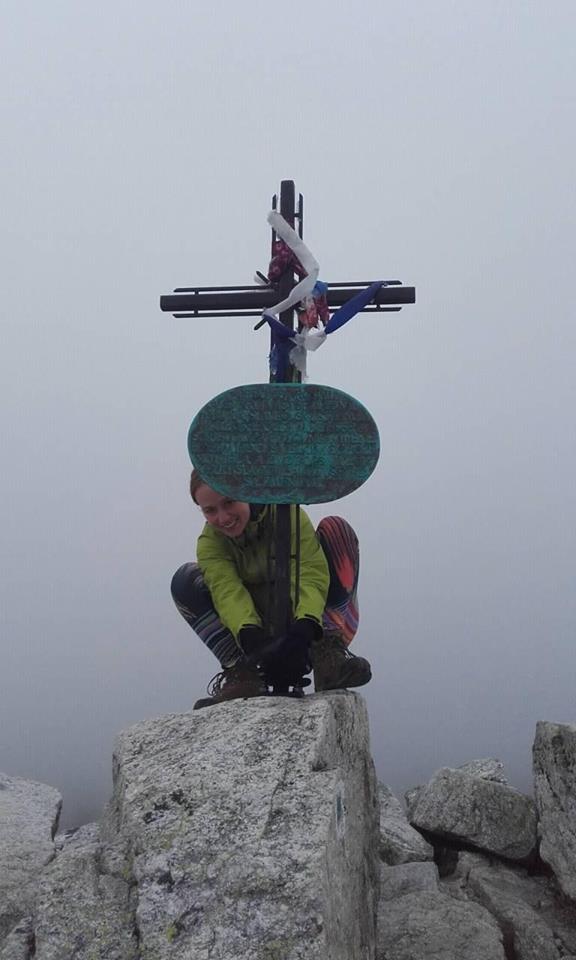 Turistka u vrcholového kříže na Slavkovském štítu v mlze